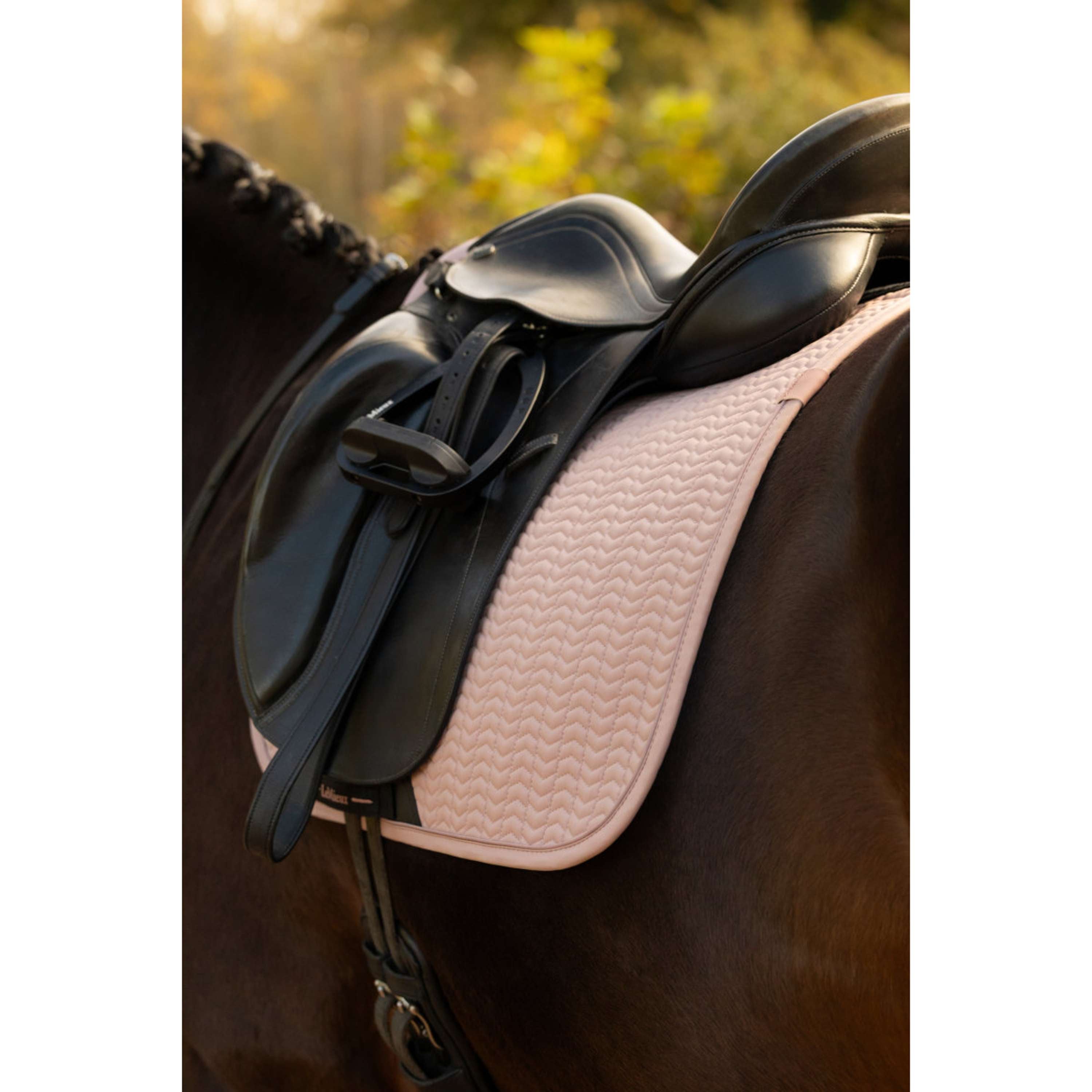LeMieux Zadeldekje Essence Dressuur Wild Rose