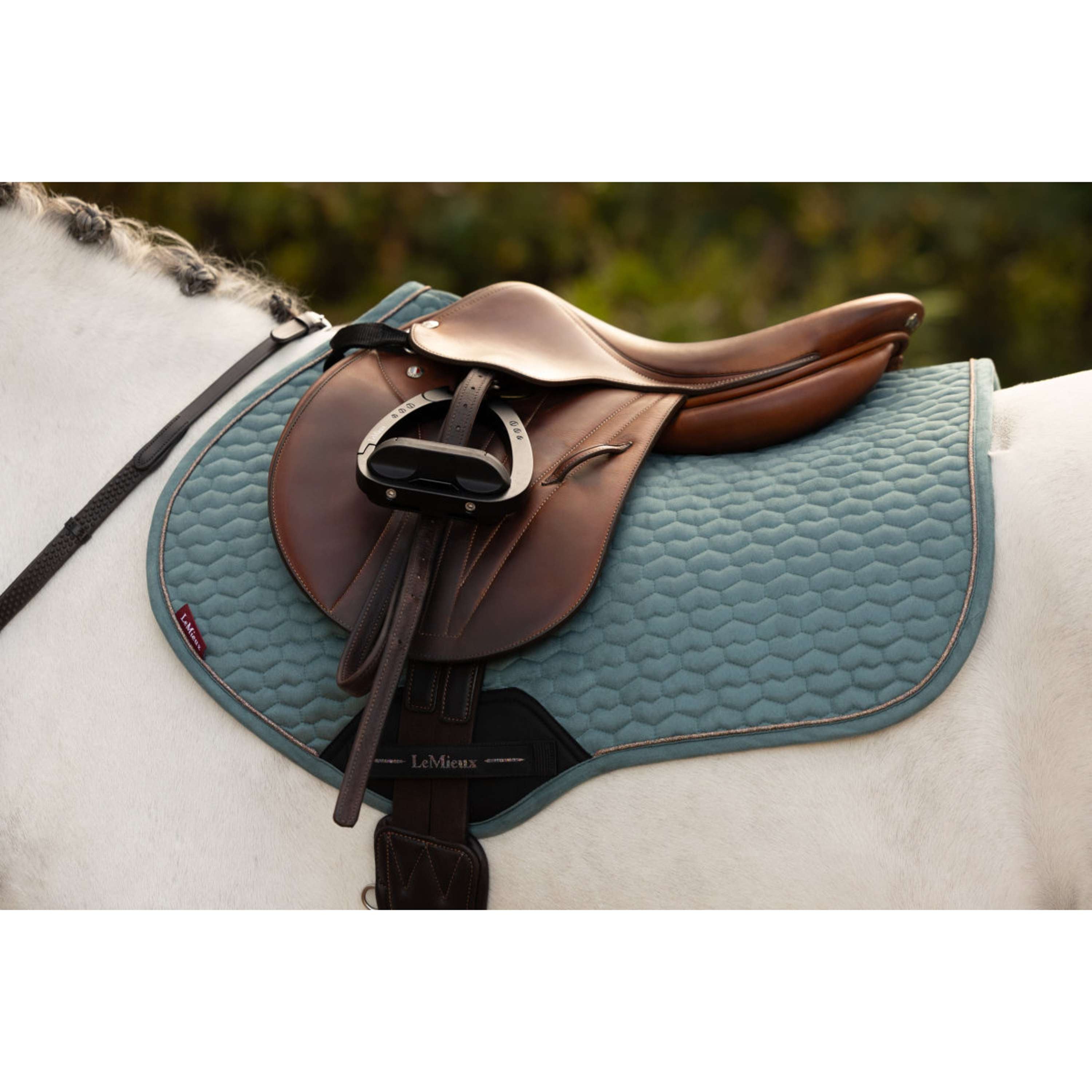 LeMieux Zadeldekje Suede Square Springen Aloe