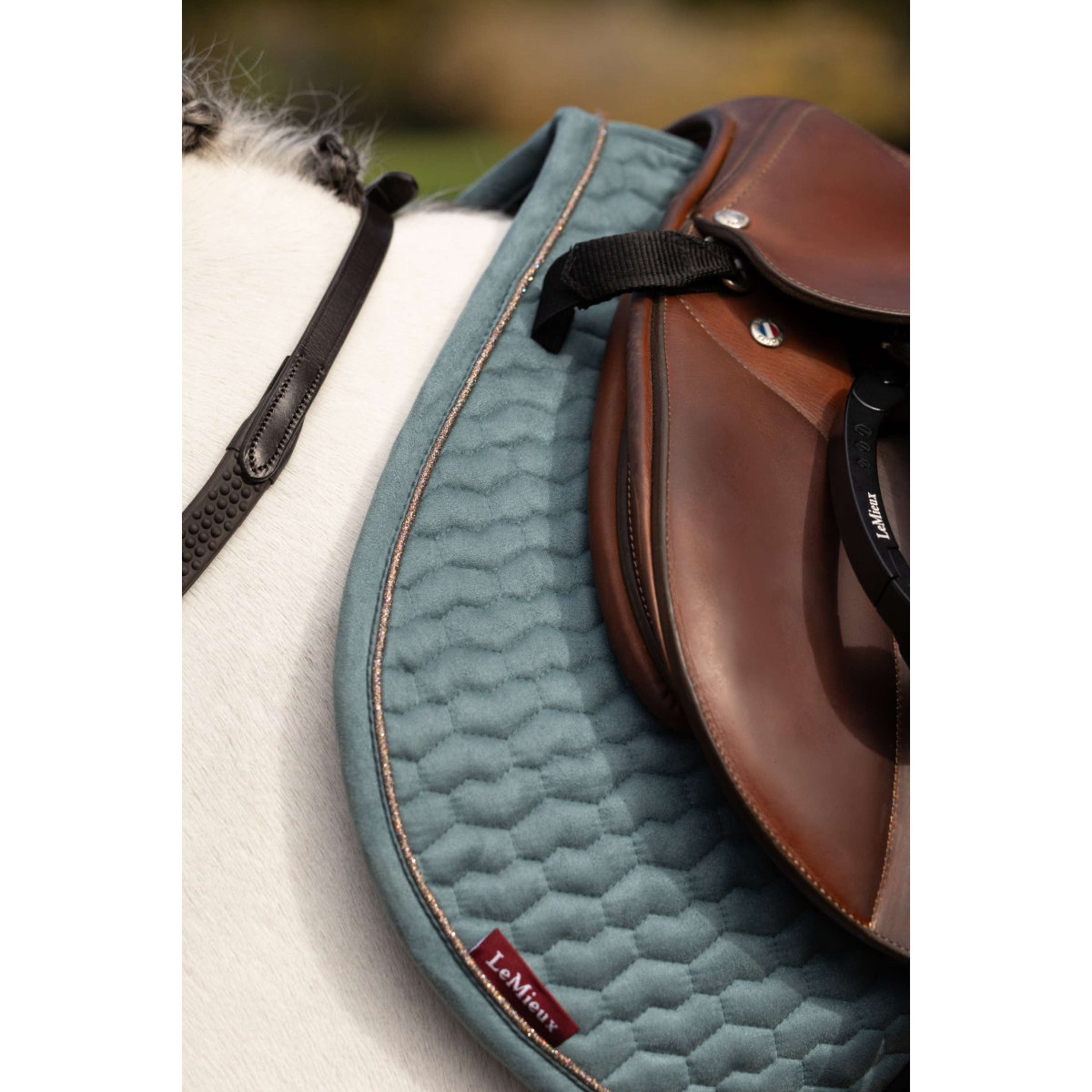 LeMieux Zadeldekje Suede Square Springen Aloe