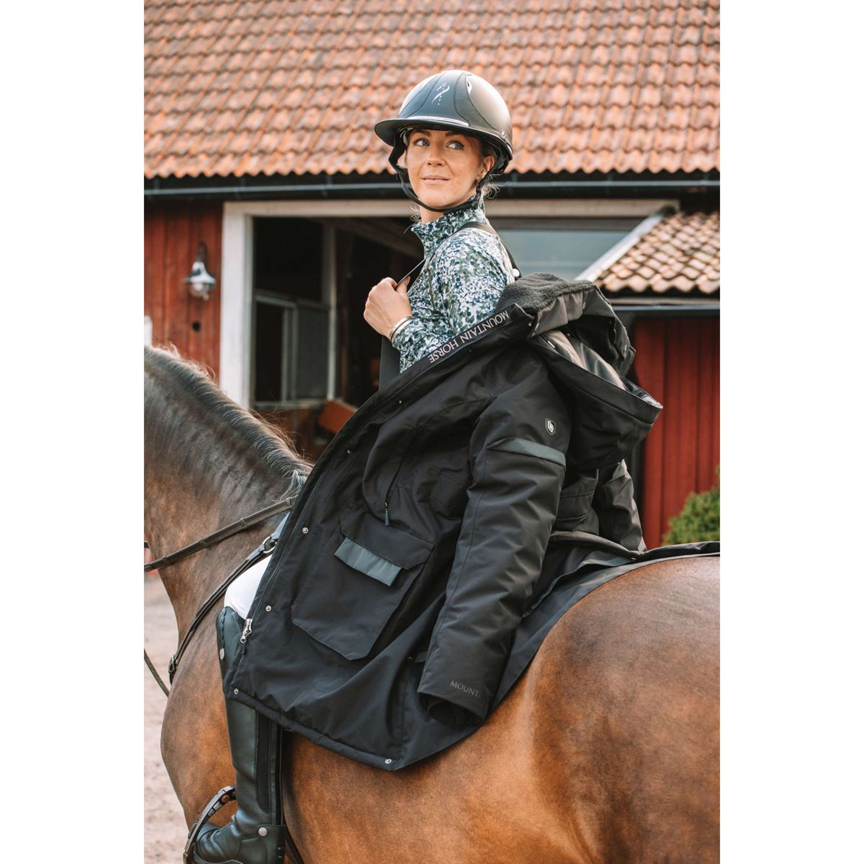 Mountain Horse Lange Jas Saga Onyx Black