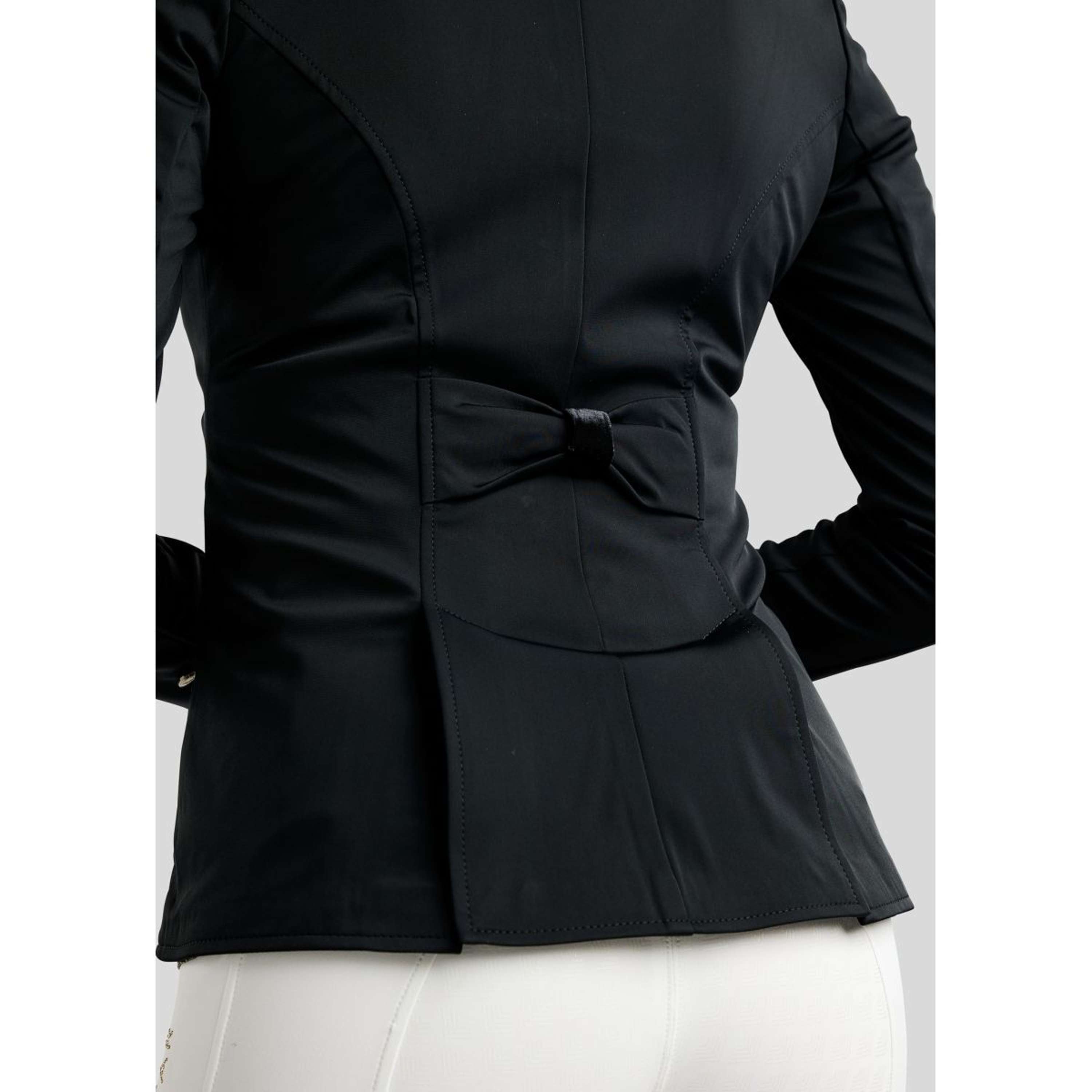 Montar Wedstrijdjasje MoValerie Short Velvet Details Golden Quartz Crystals Zwart