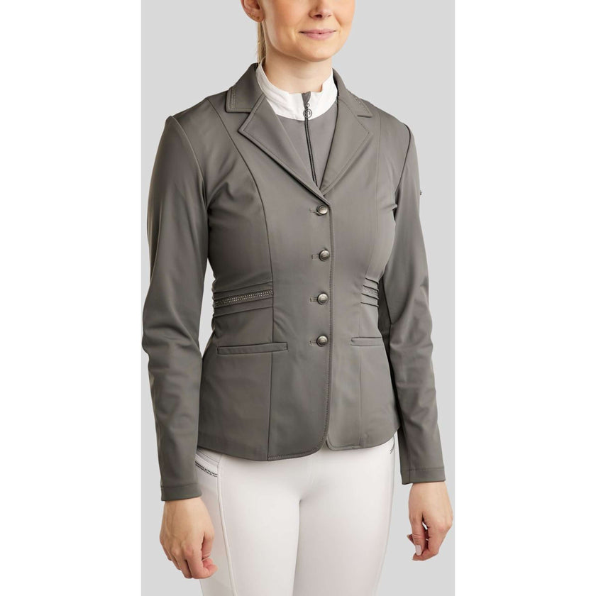 Montar Wedstrijdjasje MoPearl Pintucks Gun Metal Crystals Grijs Montar Wedstrijdjasje MoPearl Pintucks Gun Metal Crystals Grijs