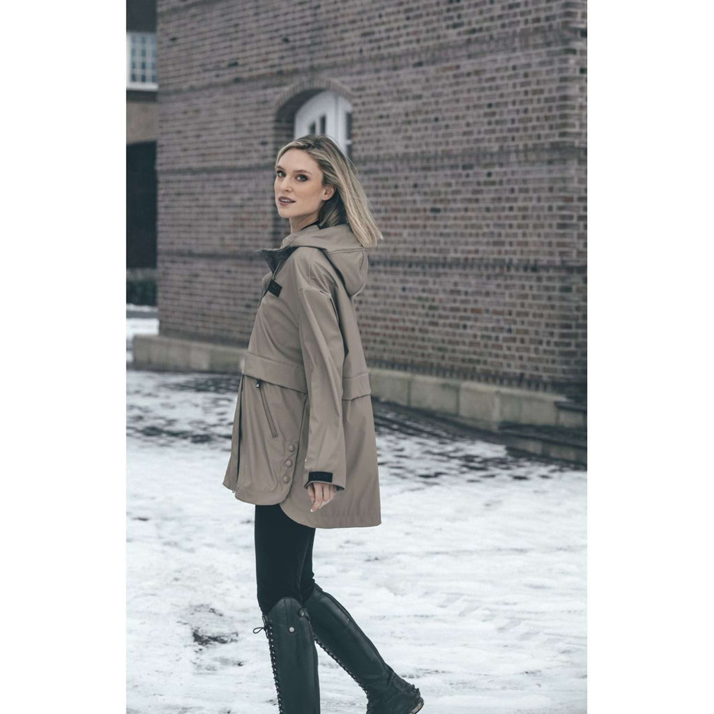Pikeur Regenjas Cape Athleisure AW26 Mocha Cream