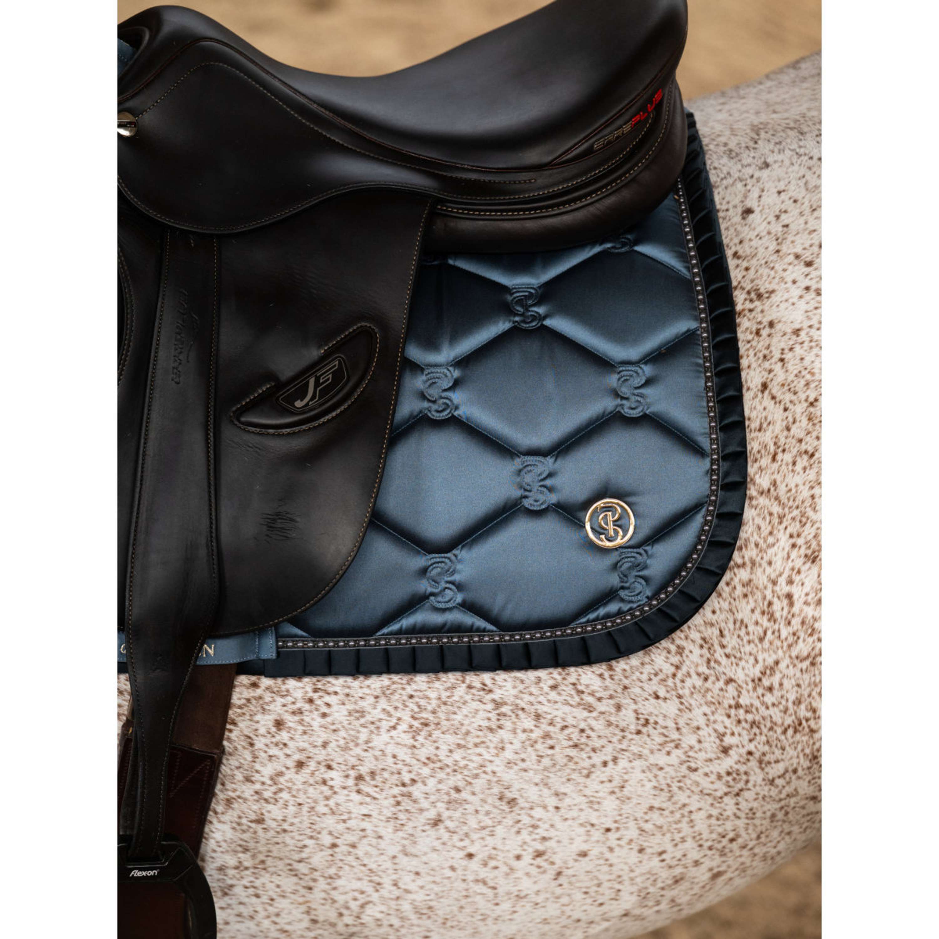 PS of Sweden Zadeldekje Ruffle Pearl Springen Shadow Blue