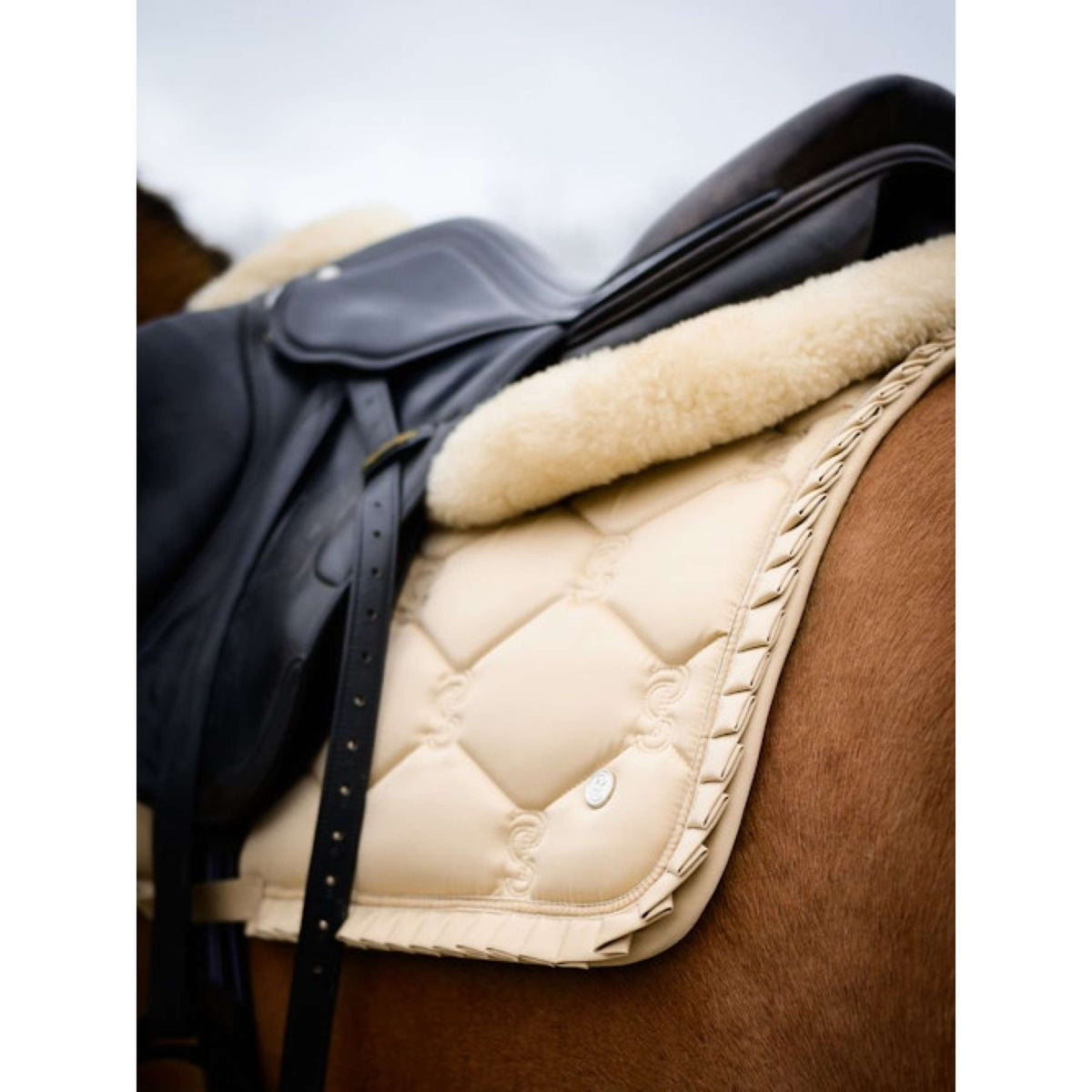 PS of Sweden Zadeldekje Ruffle Springen Sand