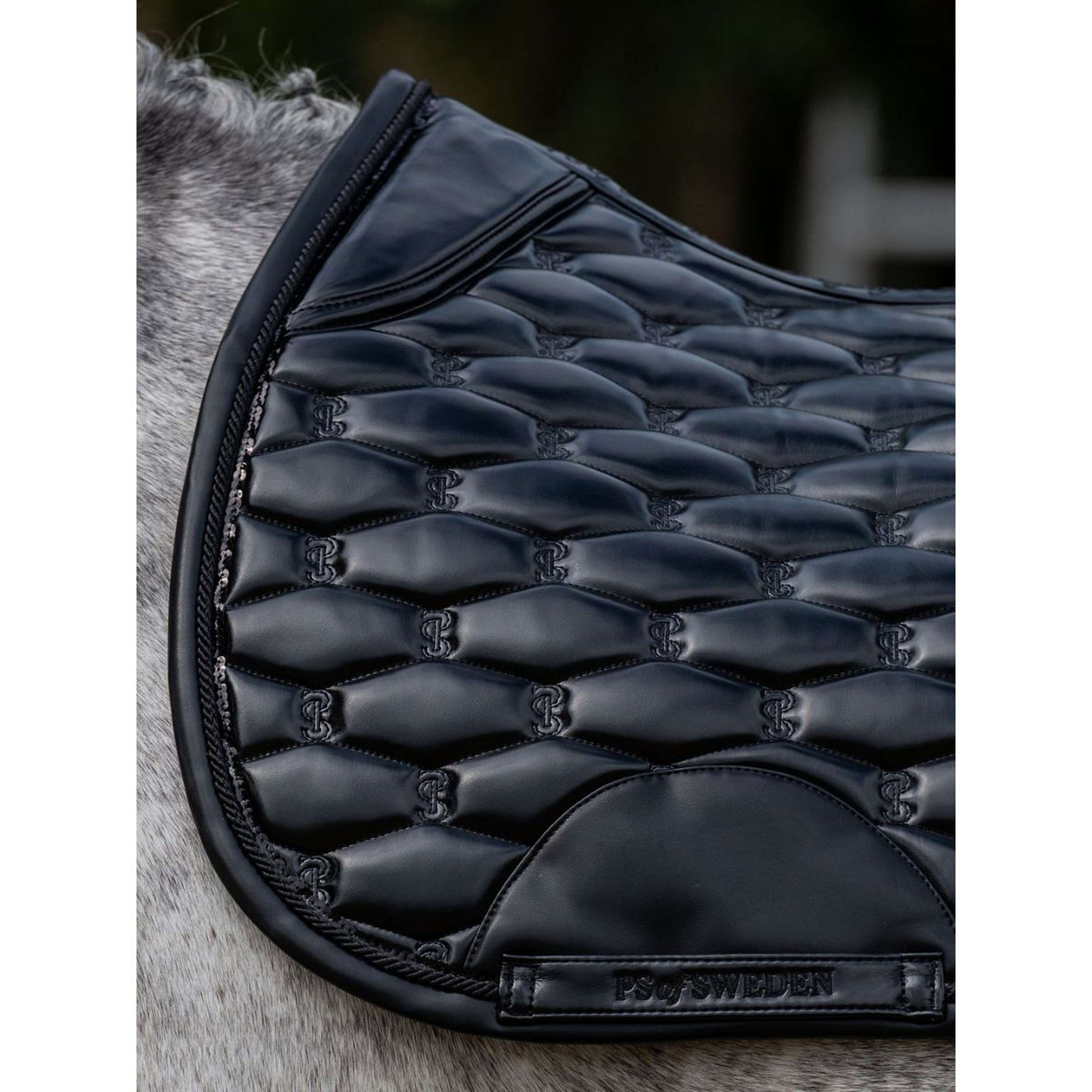 PS of Sweden Zadeldekje Dazzling Metallic Springen Lacquered Black PS of Sweden Zadeldekje Dazzling Metallic Springen Lacquered Black